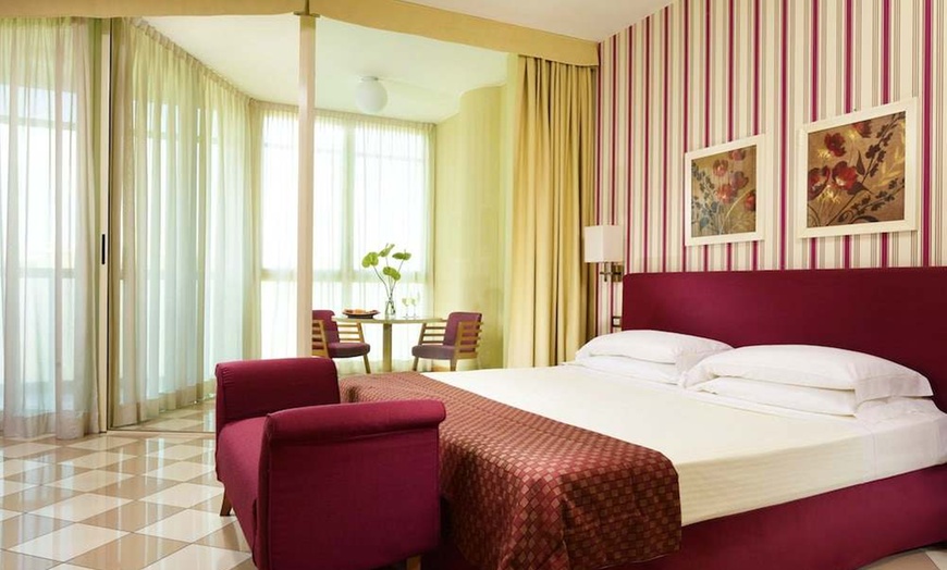 Image 2: ✈ LOMBARDIE | San Donato Milanese - UNAHOTELS The One Milano 4*, 2 ...