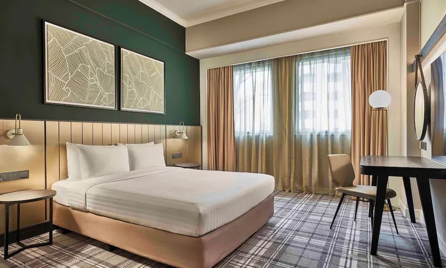 Image 2: ✈ SINGAPORE - Vibe Hotel Singapore Orchard 4* - Piscina esterna