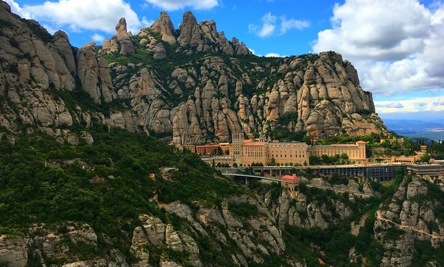 Image 8: Explore Montserrat y La Sagrada Familia en un día