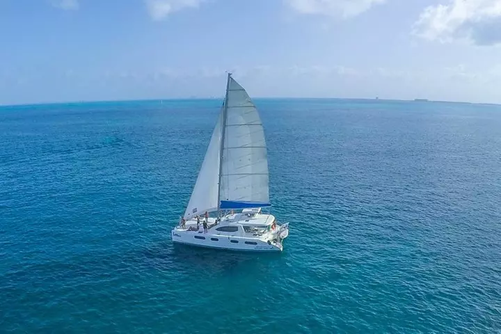 Top Sailing to Isla Mujeres with lunch and open bar from Cancun