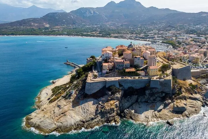 Demi-journée entre la ville médiévale et la marina au départ du por...