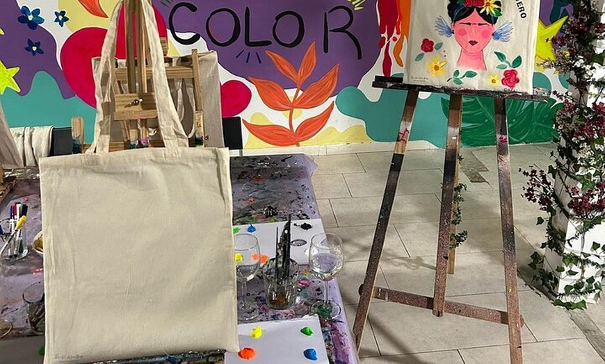 Image 11: Arte y Vino Pinta una Bolsa de Tela Neón y Bebe Vino