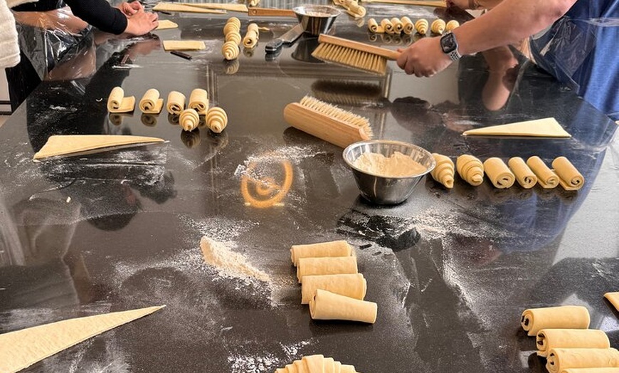 Image 6: Cours de pâtisserie bicolore Croissant avec un Chef Pâtissier à Paris