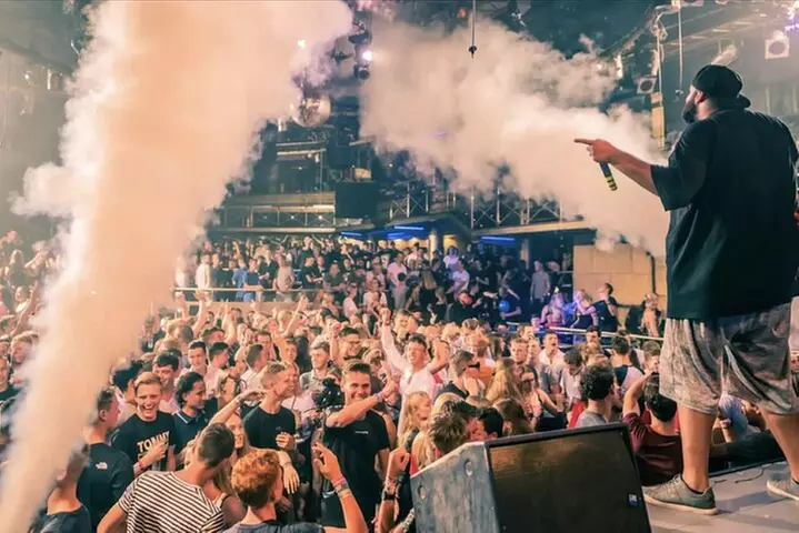 Bar Crawl Miami: 4 Venues 1 Night Including Drinks specials