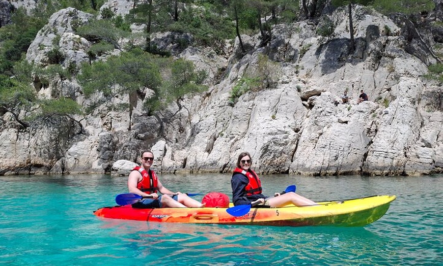 Image 3: Excursion Guidée en kayak de Mer dans les Calanques