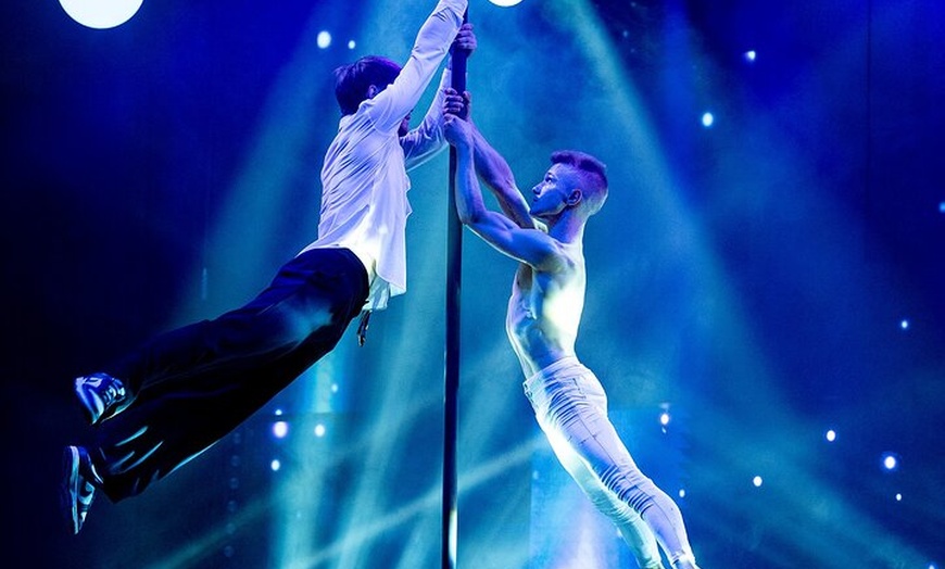 Image 16: Wintergarten Varieté "FLYING LIGHTS" - Highlightshow (75 Minutes)