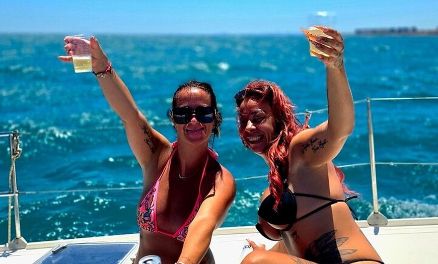 Image 3: Tour en barco por la fiesta del domingo pirata