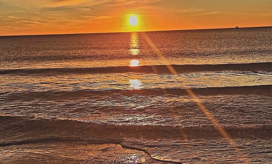 Image 3: Excursión al atardecer en Torrevieja con el catamarán Apaleo