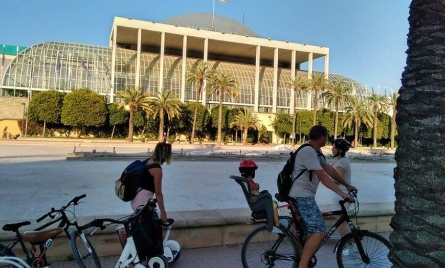 Image 4: Recorrido en bicicleta por el casco antiguo y los jardines del Turia
