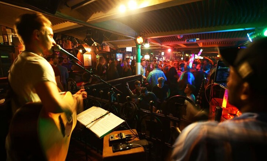 Image 5: Private Pub Crawl in Hamburg mit The Crawl Co