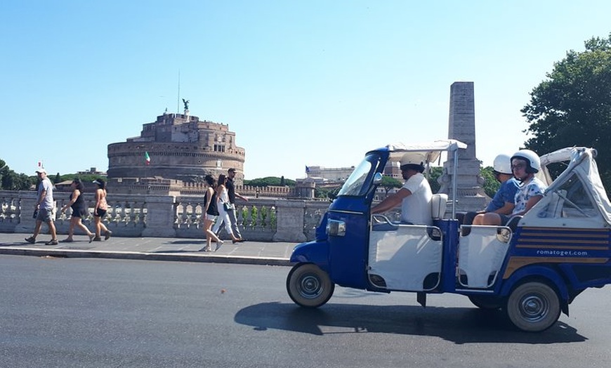 Image 18: Roma a bordo di un'Ape Calessino