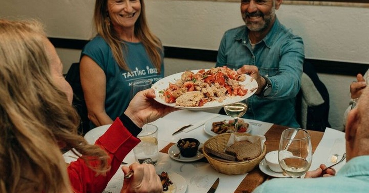 Tour gastronómico en grupo por Ibiza Ciudad con sabores ibicencos