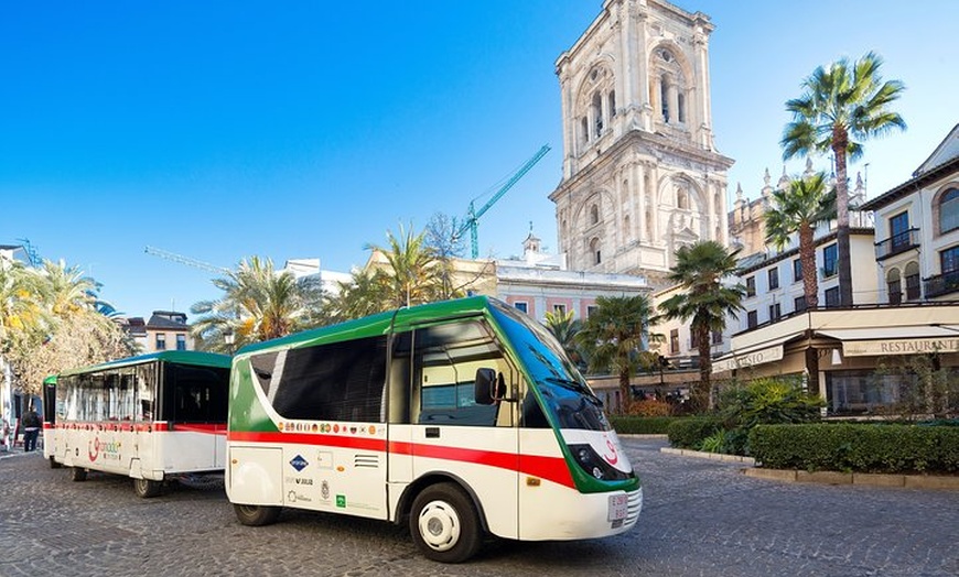 Image 1: Granada City Tour Hop-on Hop-off tren