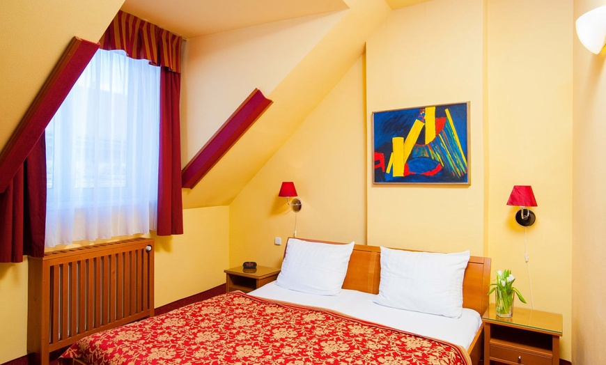 Image 2: ✈ REPUBBLICA CECA | Praga - Hotel Cloister Inn 3* - City break