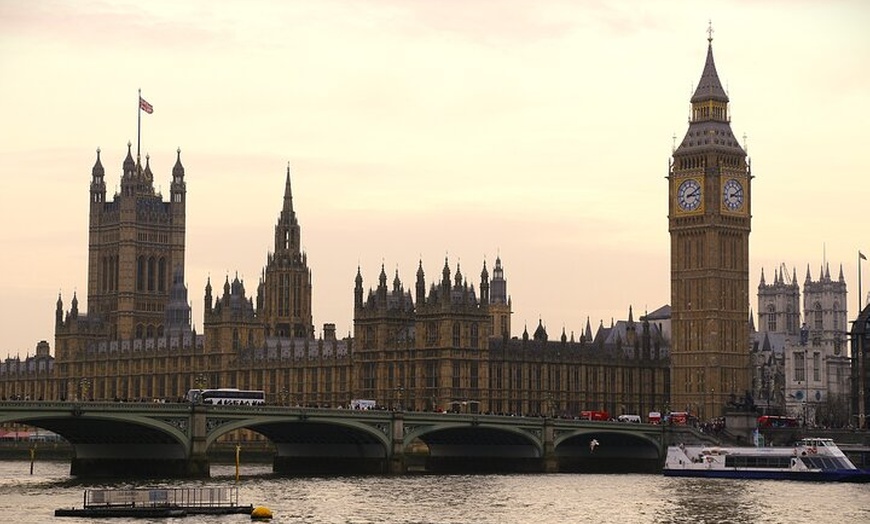 Image 4: London River Thames Sightseeing Walk