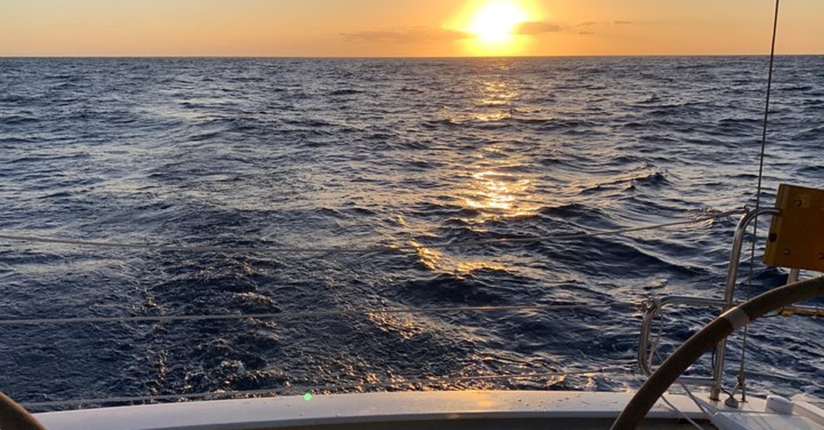 Experiencia de navegación en velero al atardecer en Las Palmas