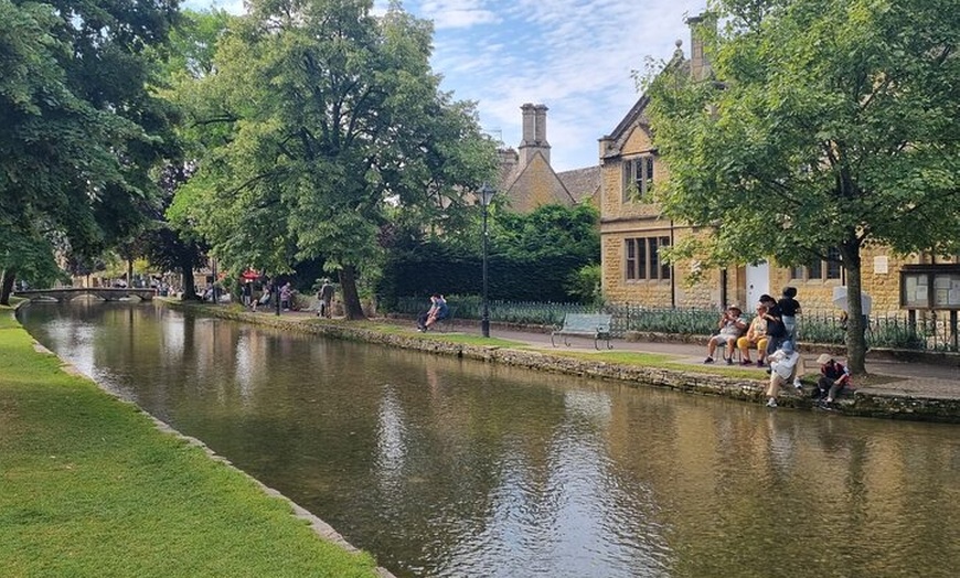 Image 5: Scenic Transfer from Stratford Upon Avon to London Via Cotswolds