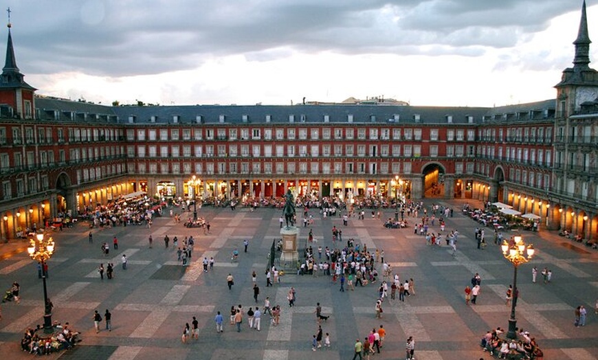 Image 10: Madrid : Tour a pie por La Latina con bebida y tapas tradicionales