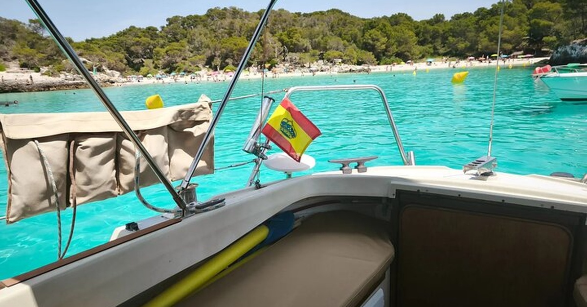 Excursión privada a vela por Menorca desde Cala Galdana