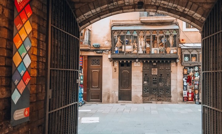 Image 10: Introducción al recorrido a pie por el Barrio Gótico del casco anti...