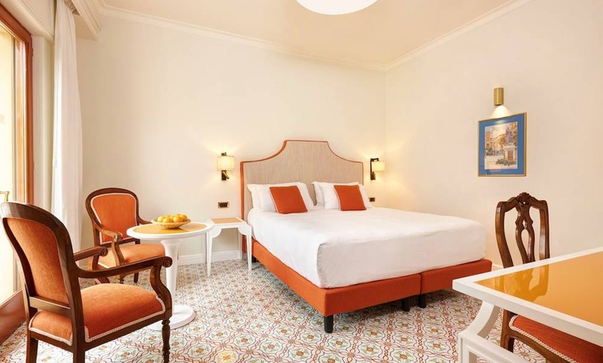 Image 8: ✈ ITALIA | Sorrento - Grand Hotel de la Ville 4* - Piscina esterna