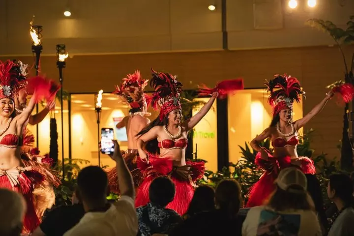 Queens Waikiki Luau with Dinner Buffet and Cultural Activities