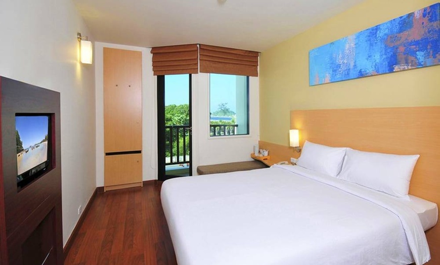 Image 2: ✈ THAILANDIA DEL SUD | Phuket - ibis Phuket Kata Hotel 3* - Piscina...