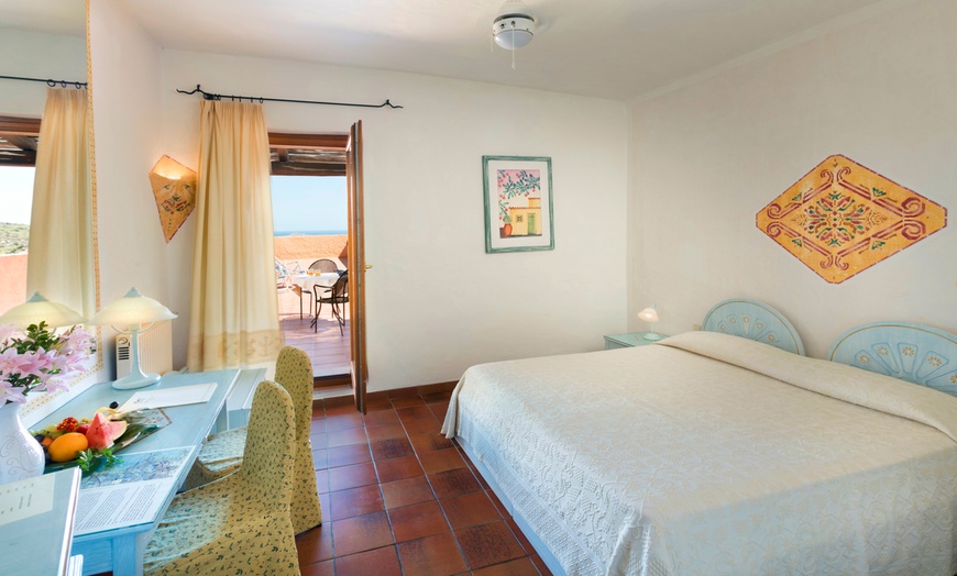 Image 5: ✈ SARDAIGNE | San Pantaleo - Myo Hotel Rocce Sarde 4* - Bord de mer