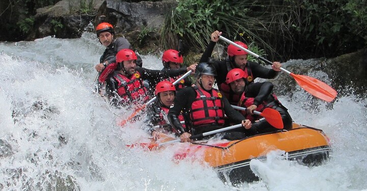 Actividad de rafting en aguas bravas y piscinas naturales desde Valencia