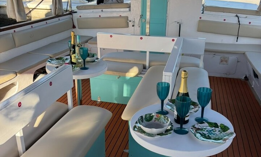 Image 11: Crucero por la playa y deportes acuáticos, tapas, bebidas y frutas.