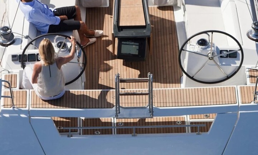 Image 11: Navegación en Velero de Lujo con Aperitivo y Juguetes Acuáticos