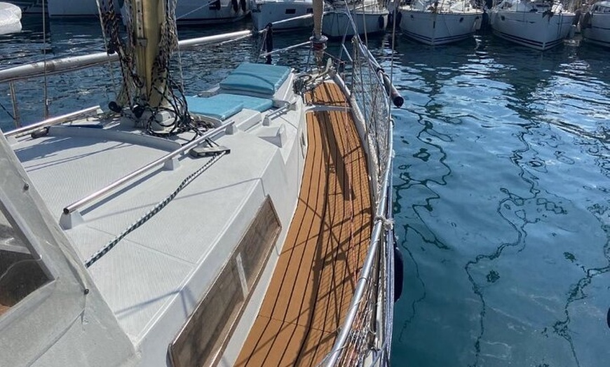 Image 9: Croisière hivernale en voilier chauffé en baie de Cannes