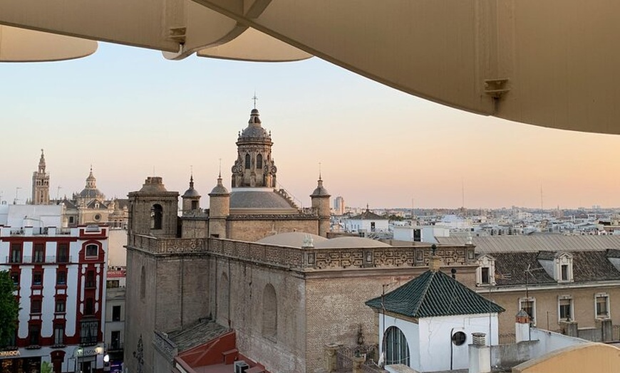 Image 2: Excursión privada de día completo a Sevilla con sesión de fotos gra...