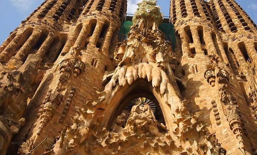 Image 14: Tour Privado por Barcelona Gaudí y Modernismo
