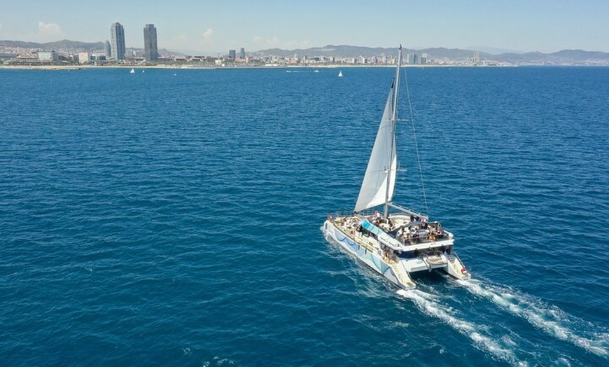 Image 4: Crucero en catamarán al atardecer con música en directo en Barcelona
