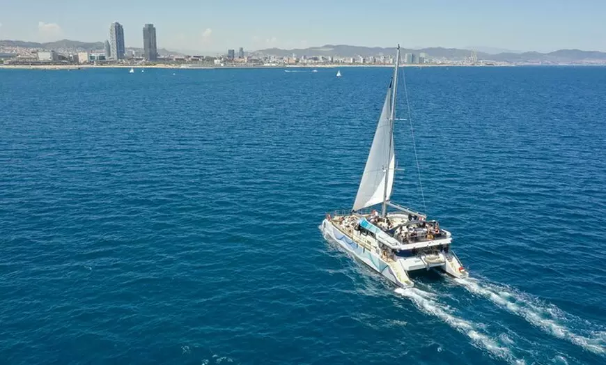Image 4: Crucero en catamarán al atardecer con música en directo en Barcelona