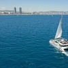 Image 4: Crucero en catamarán al atardecer con música en directo en Barcelona
