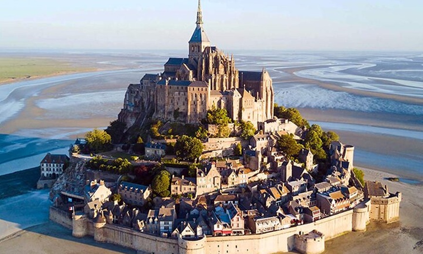 Image 1: Excursion d'une journée au Mont Saint Michel au départ de Paris ave...