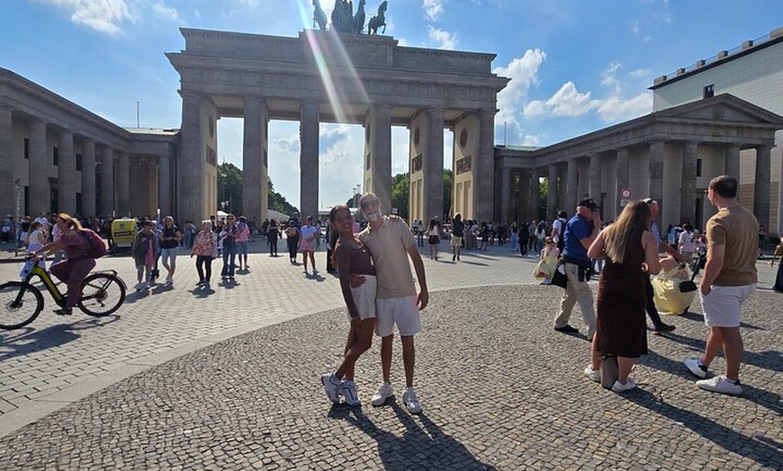 Image 6: Berlin VIP TOUR - Private Bus Tour inklusive Chauffeur und Guide