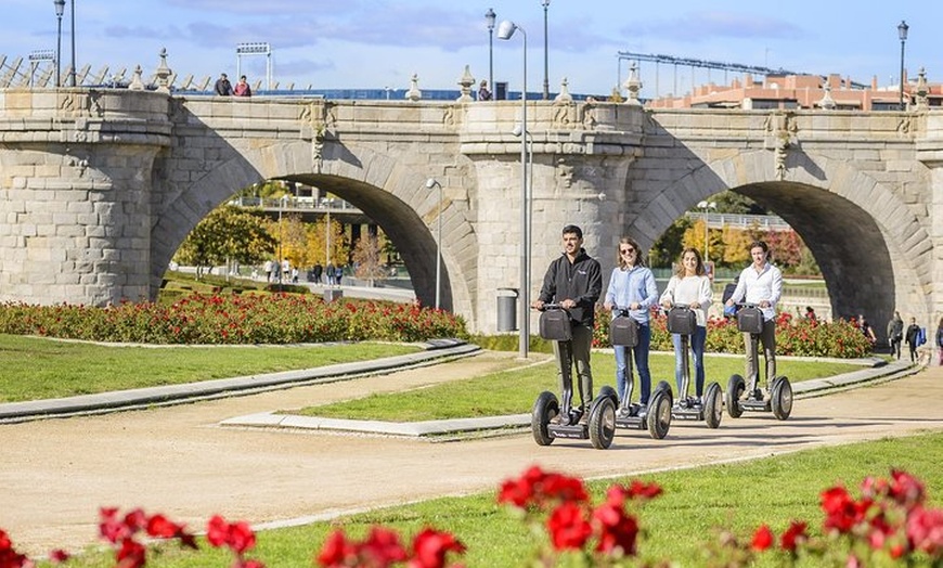 Image 1: Los Destacados de Madrid en Segway y Visita al Parque del Retiro