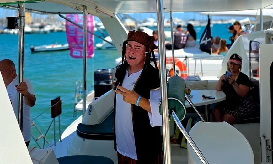 Image 7: Tour en barco por la fiesta del domingo pirata