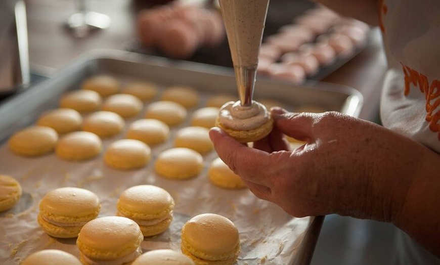 Image 9: Cuire et peindre des Macarons Français dans le Centre de Paris (Pet...