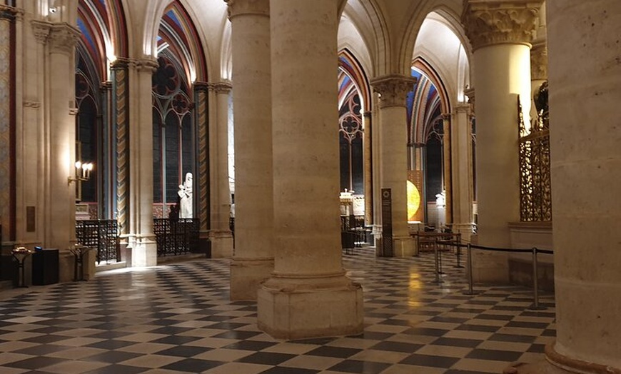 Image 10: Visite guidée intérieure de la cathédrale Notre-Dame de Paris
