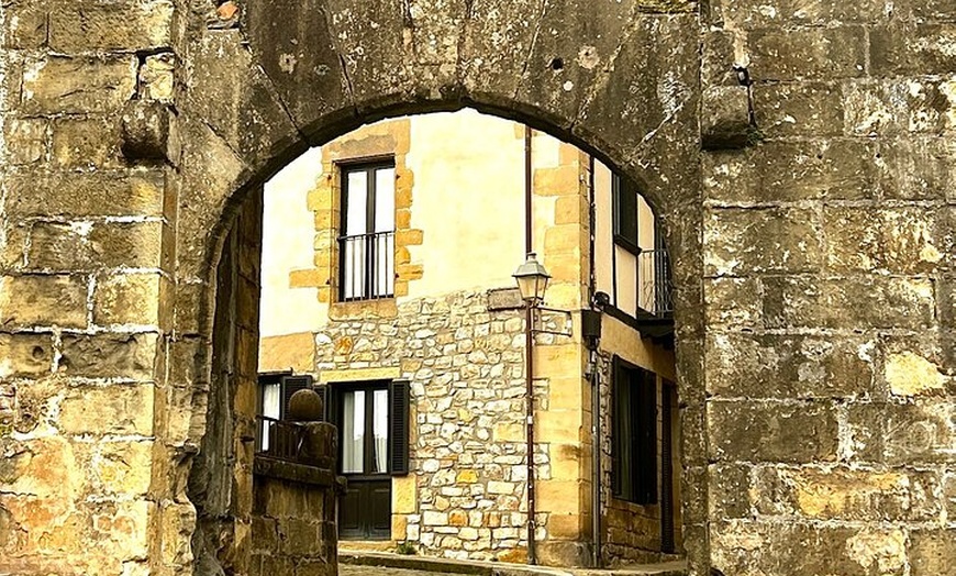 Image 2: Visite en soirée à Hondarribia: Charme Basque & Pintxos de Biarritz