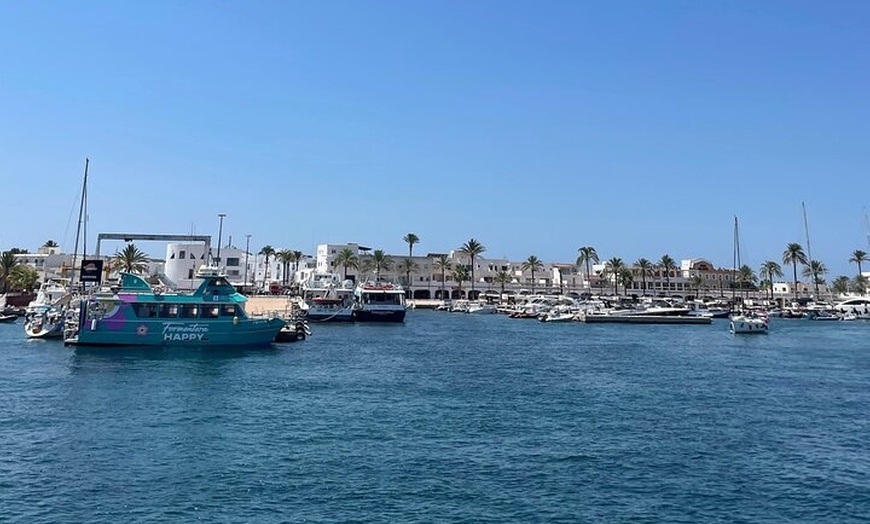 Image 27: Crucero de Ibiza a Formentera con snorkel, paella y barra libre