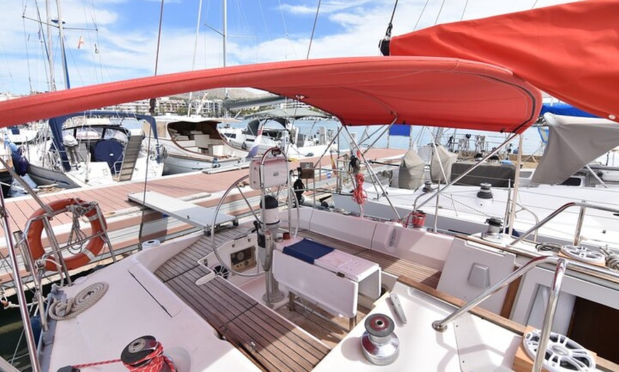 Image 6: Tour privado en velero con aperitivo en Barcelona