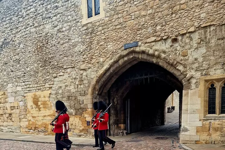 VIP Tower of London and Crown Jewels Tour with Private Beefeater Me...
