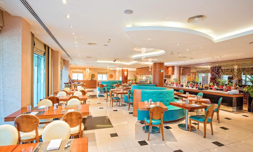 Image 14: ✈ EMIRATS ARABES UNIS | Dubaï - Avani Deira Dubai Hotel avec activi...