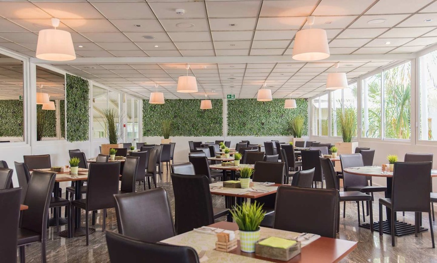 Image 1: ✈ APULIË | Giovinazzo - Hotel Riva del Sole 4*, 4 nachten - Aan zee