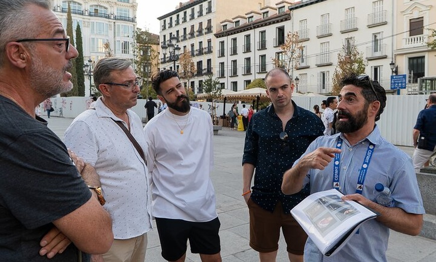 Image 7: Tour en grupo pequeño de tapas y vinos de Madrid con visita al Muse...